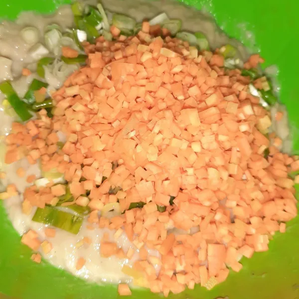 Setelah merata, masukkan wortel dan daun bawang. Aduk hingga tercampur.