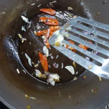 Masukkan cabe, tumis hingga cabe layu dan harum