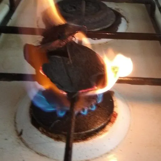 Memanggang ayam tandori. Buat bara api dari arang kayu atau arang batok kelapa