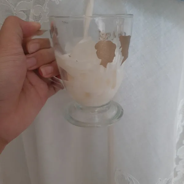 Masukkan susu cair (sesuai selera).
