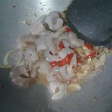 Lalu masukkan udang masak sampai berubah warna