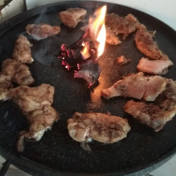 Siapkan penggorengan, beri sedikit minyak dan tempatkan bara arang ditengah penggorengan. Tata ayam dipenggorengan. Masak dengan api kecil