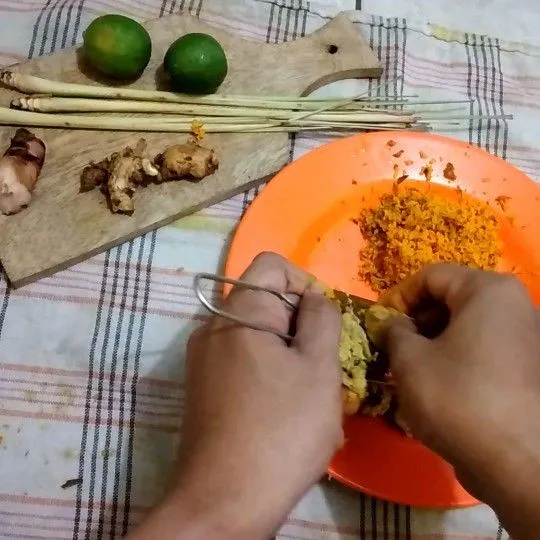 Parut kunyit, jahe dan lengkuas, serai di geprek, jeruk di potong kemudian di peras.