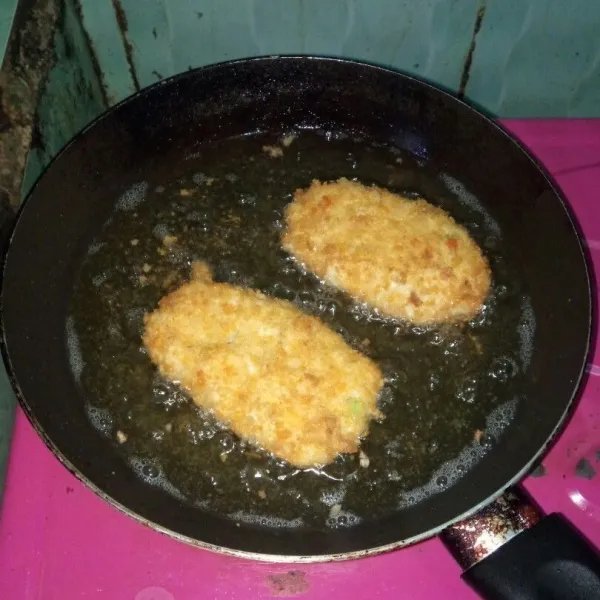 Goreng di minyak panas dengan api sedang sampai berwarna kuning kecoklatan