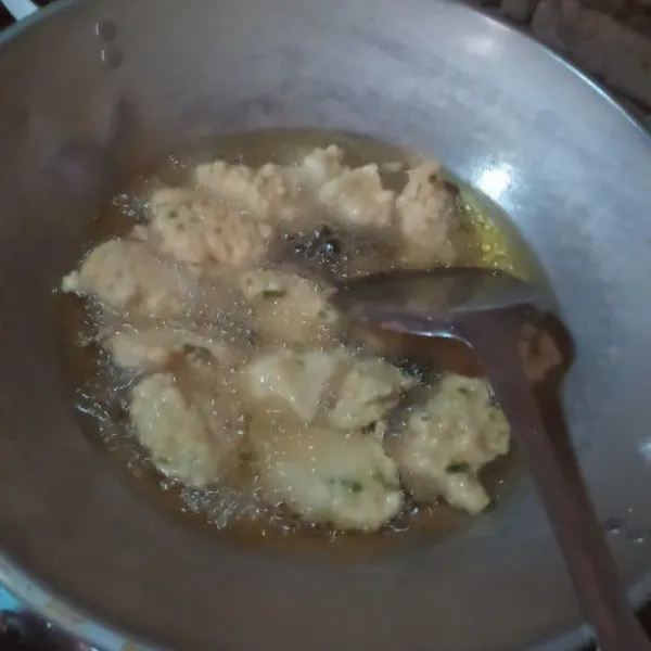 Panaskan minyak goreng setelah minyak panas goreng stik sampai berwarna kuning dan matang lalu angkat