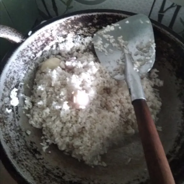 Masukkan beras yang sudah dicuci diaduk rata