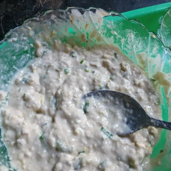 Tambahkan air sedikit demi sedikit sambil diaduk hingga merata
