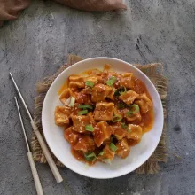 Tuang tahu ke dalam piring saji, taburi atasnya dengan wijen dan daun bawang. Sajikan