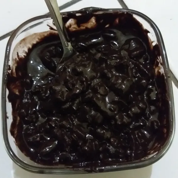 Campurkan tempe dan coklat, aduk merata.