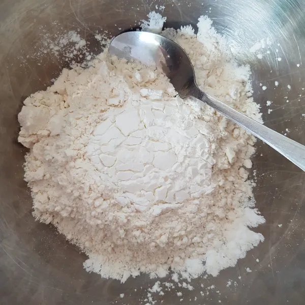 Di wadah terpisah,masukkan bahan tepung. Aduk rata