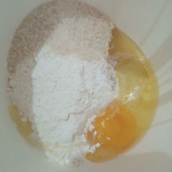 Dalam wadah masukkan terigu, gula, telur, ragi dan garam.
