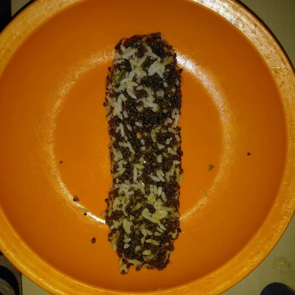 Bentuk nasi menjadi persegi panjang dengan tengahnya diberi sosis