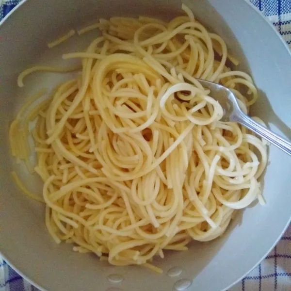Rebus spaghetti hingga matang kemudian tiriskan