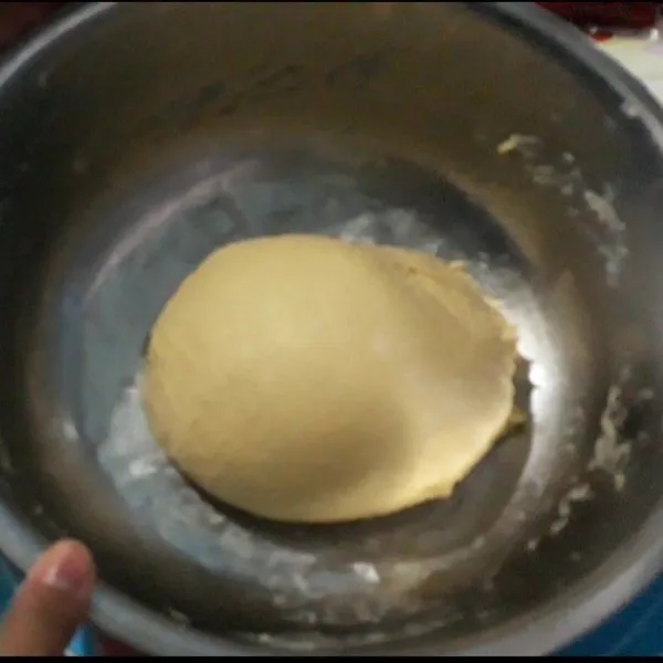 Campur tepung terigu dengan telur, butter, garam, dan biang, lalu uleni hingga kalis.