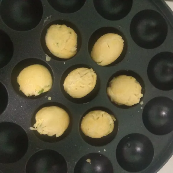 Masak takoyaki hingga kulitnya kecoklatan, angkat lalu sisihkan