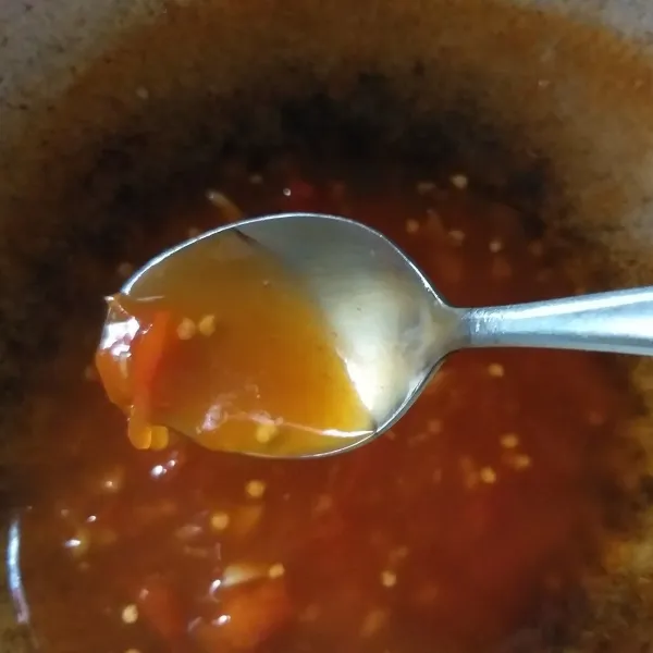 Masukkan saus tomat, saus sambal, air lemon, dan garam. Terakhir masukkan maizena, masak hingga saus mengental.