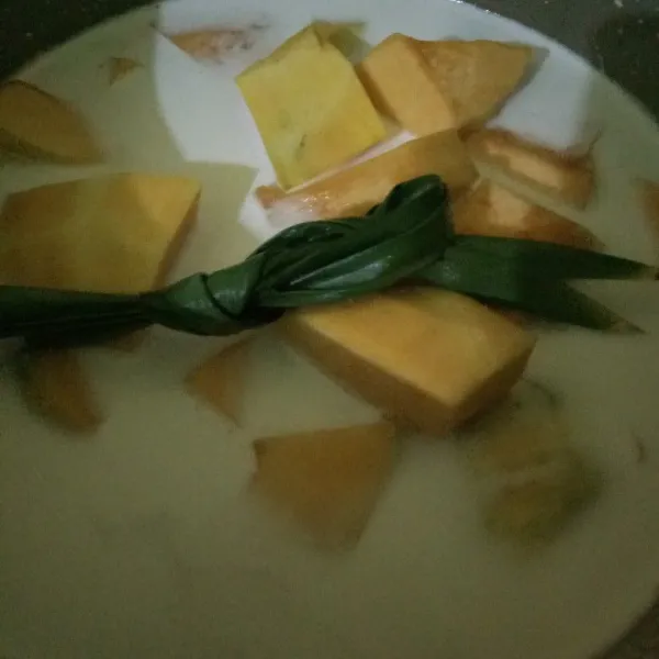 Pertama masak labu dengan santan sampai matang, setelah dingin blender labu sampai halus (tidak perlu ditambahkan air), karena labu sudah matang dengan santan. Sisihkan.