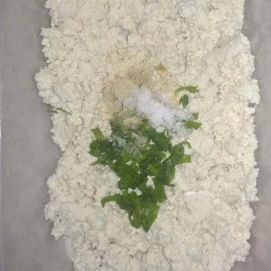 Campurkan tahu dengan 3 sdm tepung terigu daun bawang, bawang putih, garam dan lada.