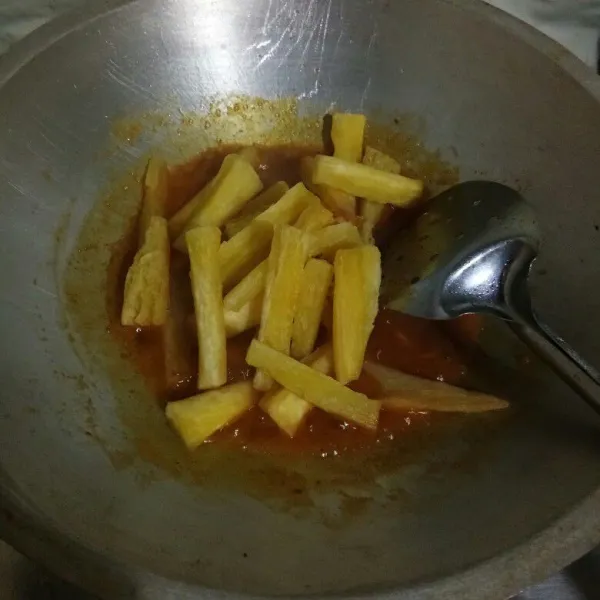 Kemudian masukkan singkong, aduk rata cepat. Angkat
