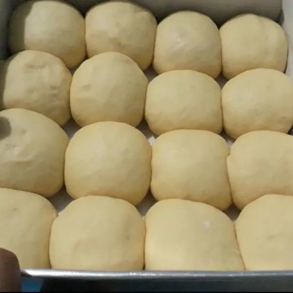 Bulatkan dan tata dalam loyang ukuran 22 cm yang sudah dialasi baking paper.