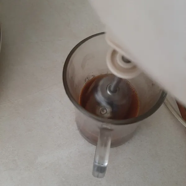 Aduk kopi tersebut menggunakan mixer agar lebih mudah (menggunakan tangan pun bisa).