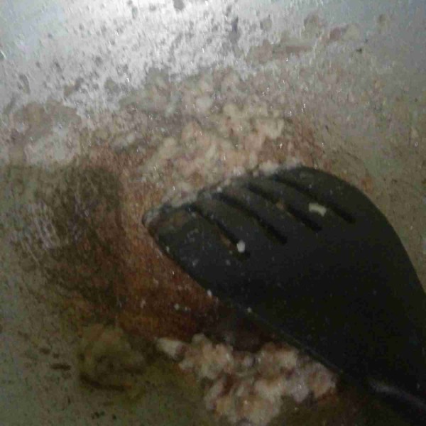Panaskan minyak, masukkan bumbu halus. Masak hingga harum dan bau langunya hilang.