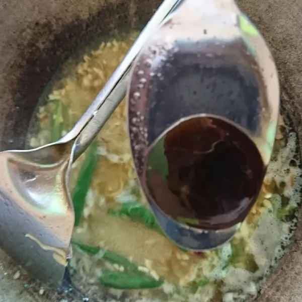 Setelah air mendidih, tambahkan garam, merica bubuk, kaldu bubuk, dan saos tiram. Koreksi rasa.
