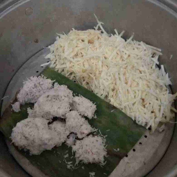 Kukus selama 10 menit bersama kelapa parut yang sudah dicampur dengan garam.