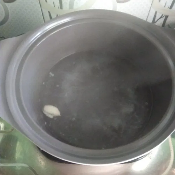 Rebus air 4 gelas masukan bawang putih yang digeprek