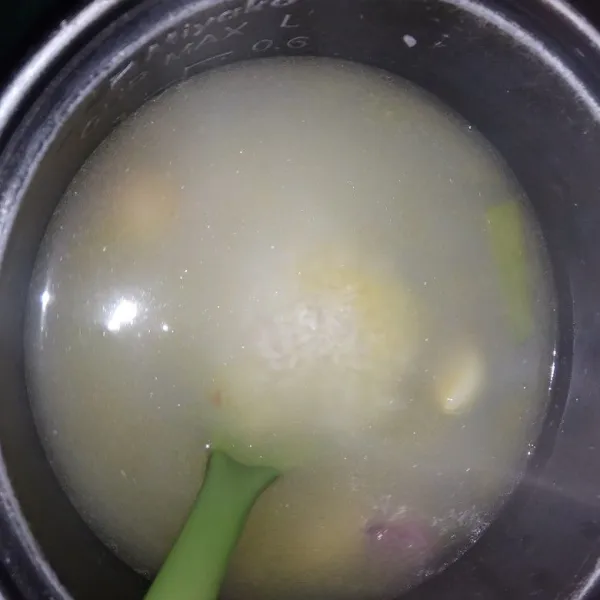 Angkat masukkan ke rice cooker dimasak dengan kaldu ayam step 2