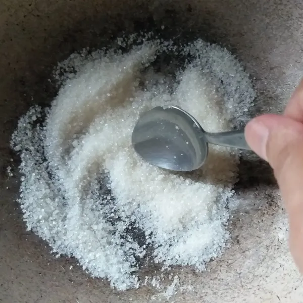 Sangrai gula pasir hingga membentuk karamel.