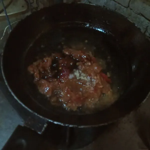 Panaskan pan masukkan bahan sambal yang sudah dihaluskan ke dalam pan. Lalu tambahkan gula pasir, garam, kecap manis, kecap asin, dan kaldu bubuk. Tambahkan air sedikit, masak sampai matang setelah matang angkat dan sajikan