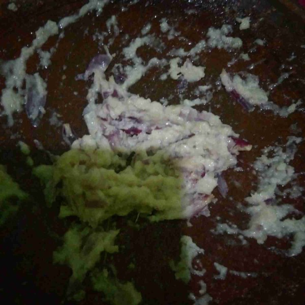 Buat bumbu halusnya, haluskan bawang putih, bawang merah dan kemiri, tambahkan sedikit garam, lalu ulek. Sisihkan.