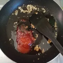 Masukkan bahan saos, aduk rata