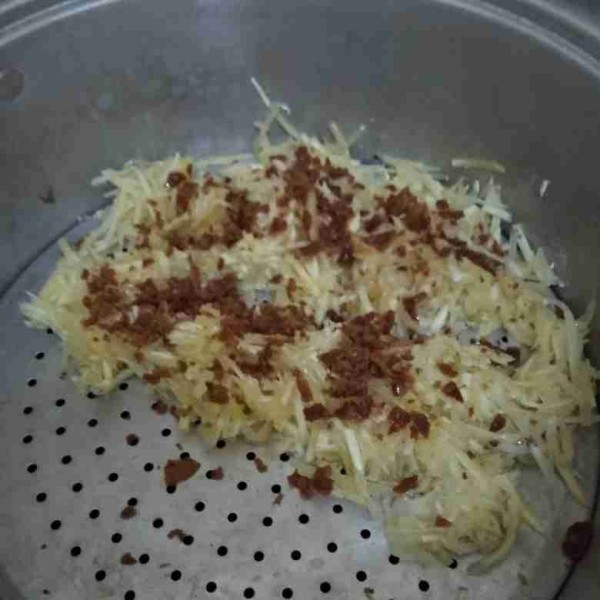 Setelah 10 menit, taburi gula merah sisir, kukus hingga matang.