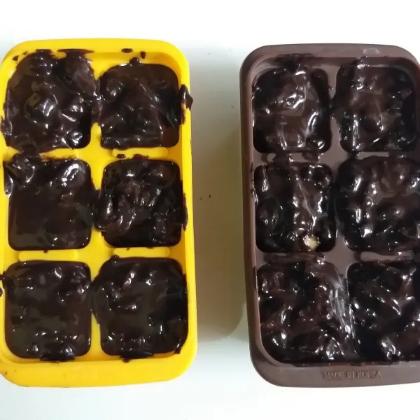 Saat masih panas cetak coklat ke dalam wadah es batu, atau sesuai selera. kemudian angin-angin sebentar, dan masukan ke dalam freezer. keluarkan saat akan dihidangkan.