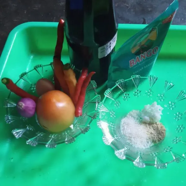 Siapkan bahan  sambal ambil cobek lalu cabe merah rawit merah bawang putih dan tomat ulek sampai halus