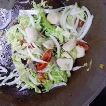 Tambahkan sawi putih, bakso dan jamur champignon masak hingga sawi layu