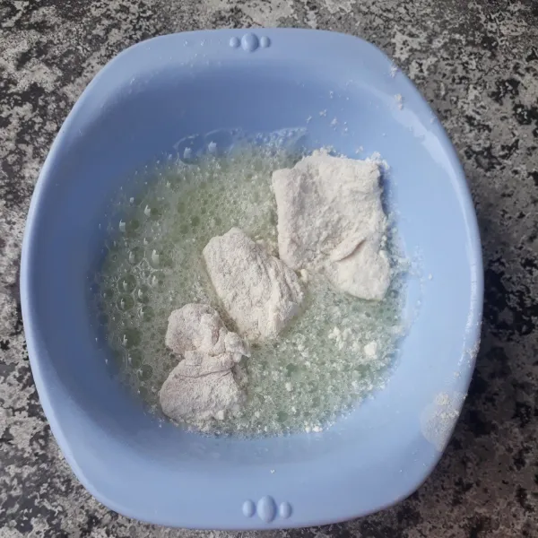 Masukkan ke putih telur