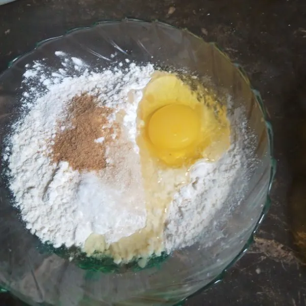 Siapkan wadah, Masukan tepung terigu, telur, garam dan kaldu bubuk, aduk rata.