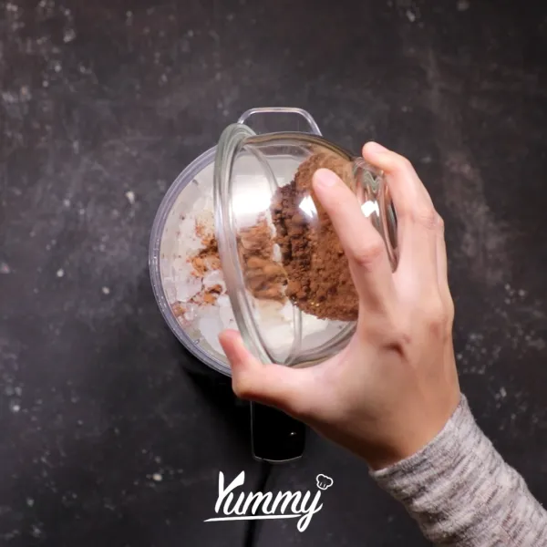 Tambahkan bubuk coklat dan krim kental manis.