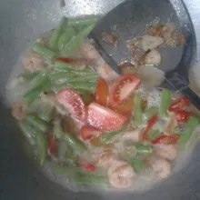 Tambahkan air masuk kan tomat, biarkan mendidih. Masuk kan saus teriyaki, saus tiram, kecap manis, cabe bubuk, garam dan gula, aduk rata