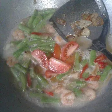 Tambahkan air masuk kan tomat, biarkan mendidih. Masuk kan saus teriyaki, saus tiram, kecap manis, cabe bubuk, garam dan gula, aduk rata