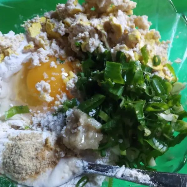 Masukkan telur, daun bawang, tahu, garam secukupnya dan kaldu bubuk, masukkan air sedikit demi sedikit aduk sampai rata.