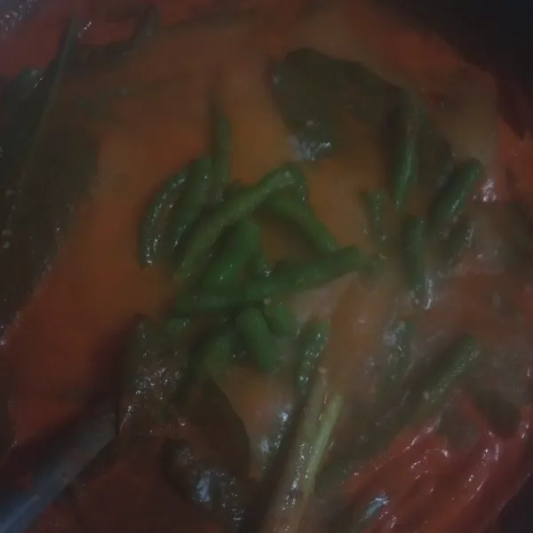 Masak cabe dan semua bumbu hingga mendidih lalu masukkan buncis dan masak hingga setengah matang.