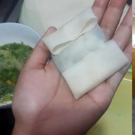 Lipat bagian kulit lumpia menjadi bentuk segi empat, kemudian ujung-ujung yang dilipat diberi telur putih untuk perekat.