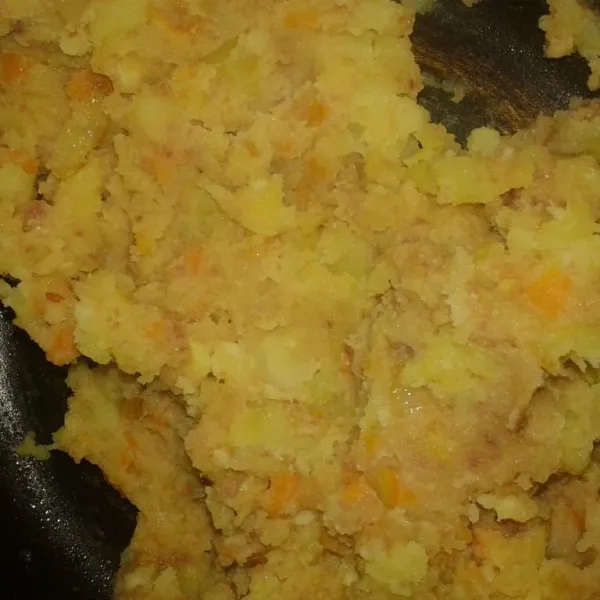 Campur tumisan kornet dengan kentang, tambahkan saus tiram dan kecap ikan. Aduk rata