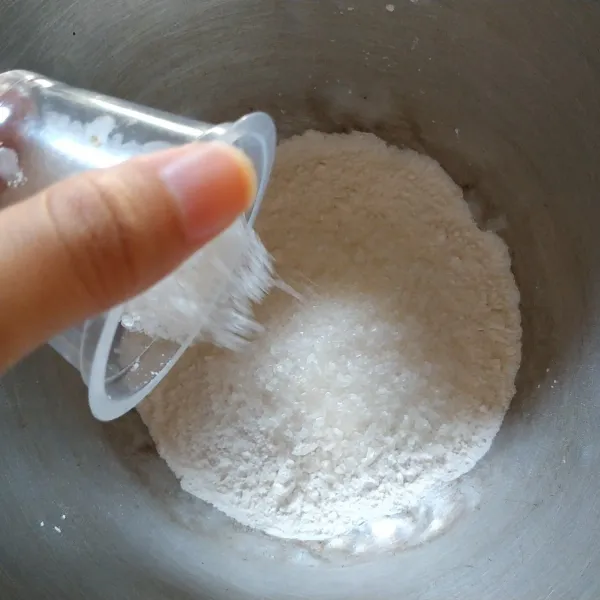 Masukan Gula ke dalam Wadah yang sudah ada tepung hongkwe.