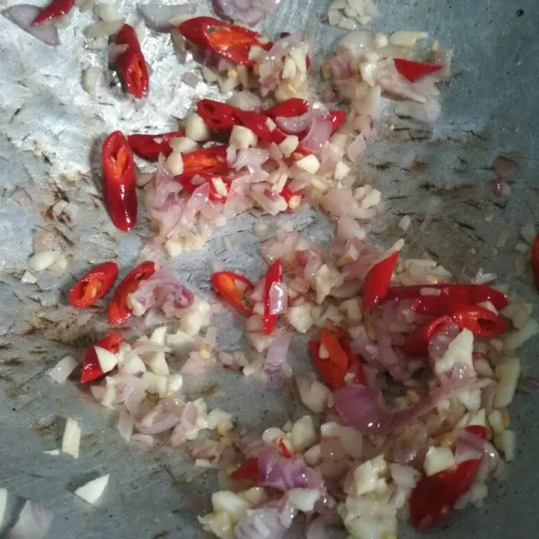 Tumis bawang merah, bawang putih dan cabe hingga harum