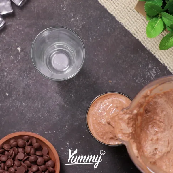 Tuangkan milkshake ke dalam gelas. Chocolate Mint Milkshake siap untuk disajikan.